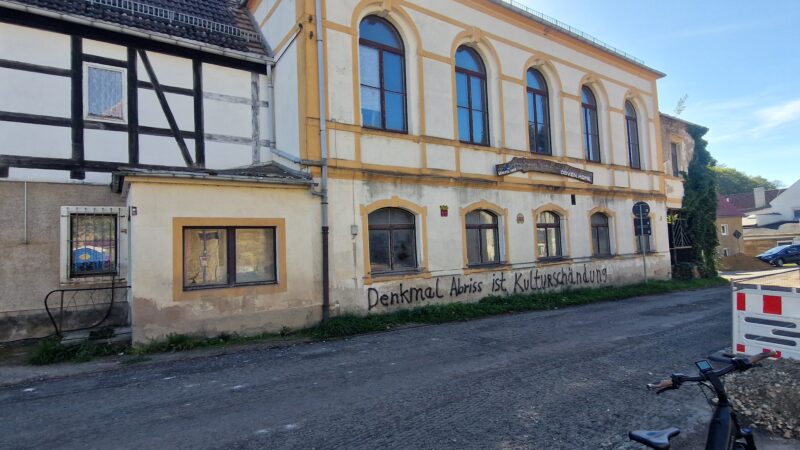 Ansicht Saalanbau Gasthof Taubenheim, Ende September 2026. Deutlich erkennbar ist der gesprayte Schriftzug "Denkmal Abriss ist Kulturschändung".