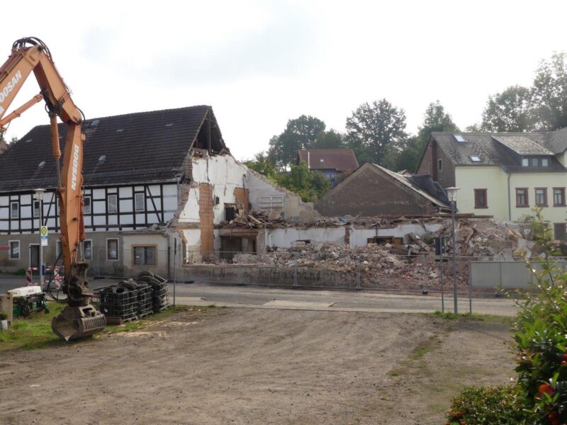 Abgerissener Saalanbau am historischen Gasthof Taubenheim, rechts im Bild der Trümmerhaufen, links ist der Arm des Abrissbaggers zu sehen